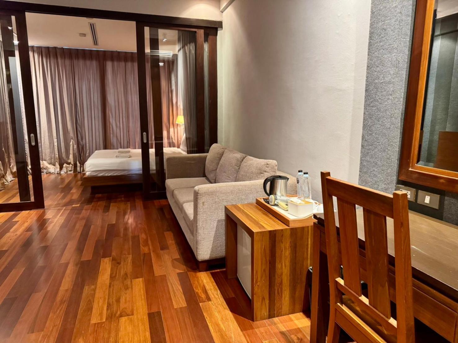 Wish Inn Silom - วิช อินน์ สีลม X Bangkok Exterior foto